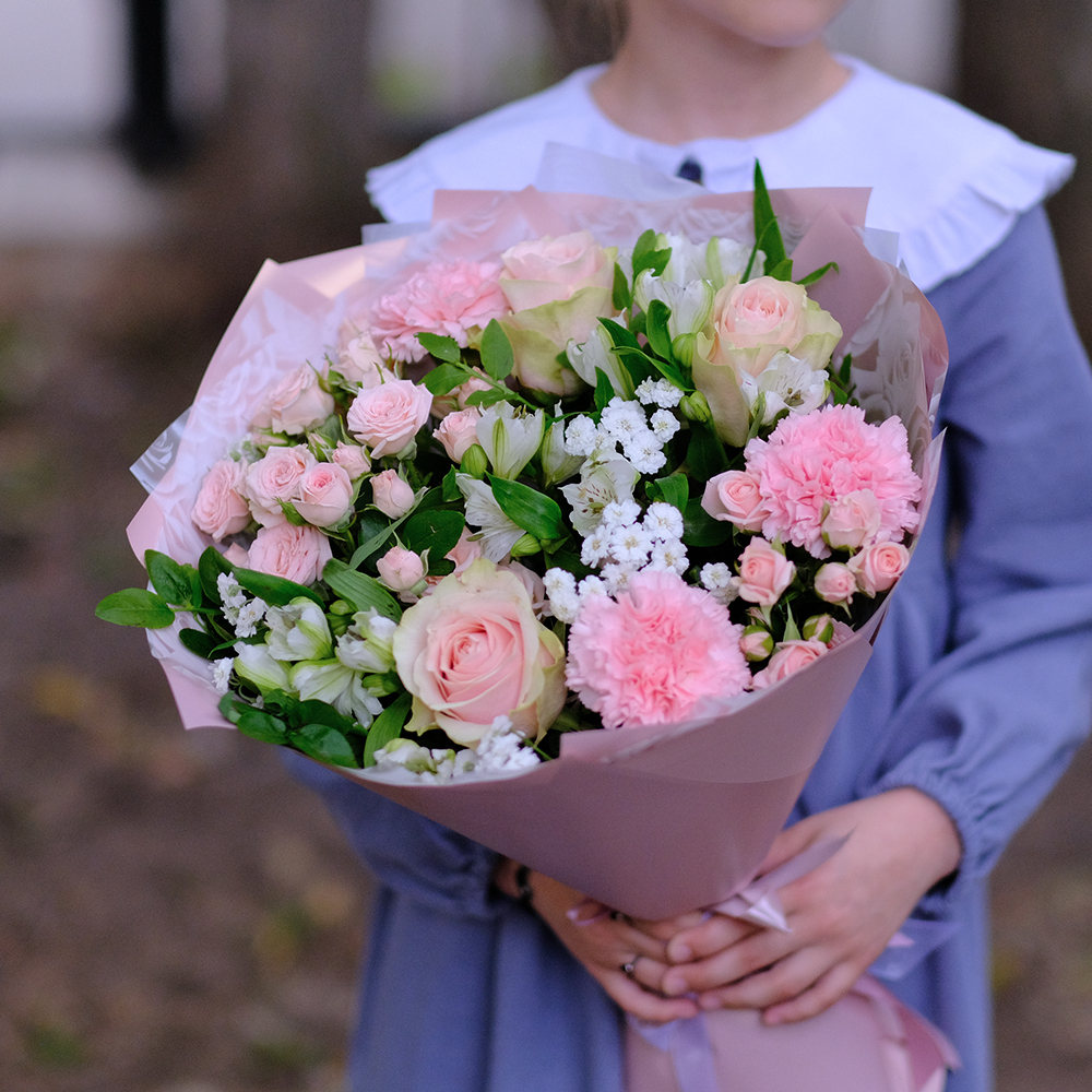 Нежный букет с пионовидыми розами #555