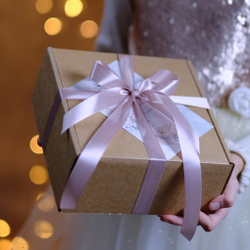 Коробка крафт с сиреневой атласной лентой