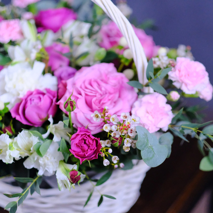Композиция в корзине #367 с пионовидными розами