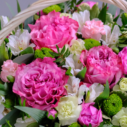 Купить Композиция с пионовидными розами в корзине #109