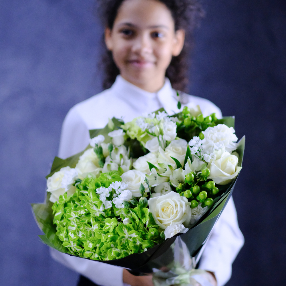 Букет #380 с гортензией и белыми розами