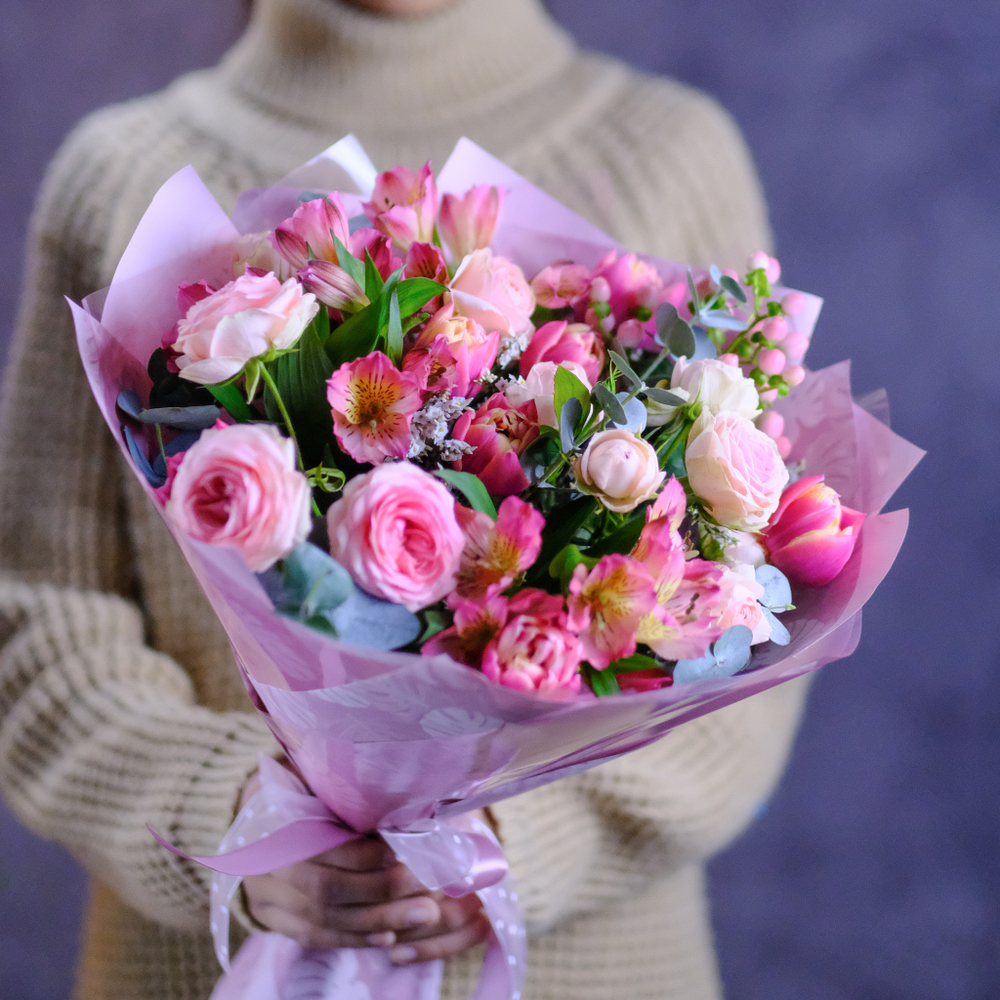 Букет #371 с пионовидными розами и тюльпанами