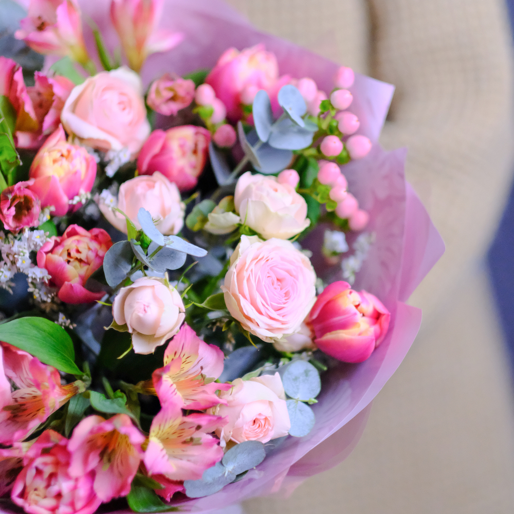 Букет #371 с пионовидными розами и тюльпанами