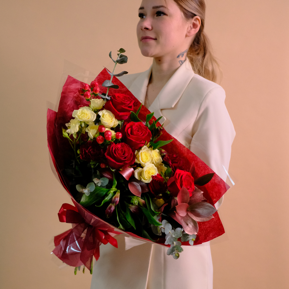 Яркий букет с красными розами #741