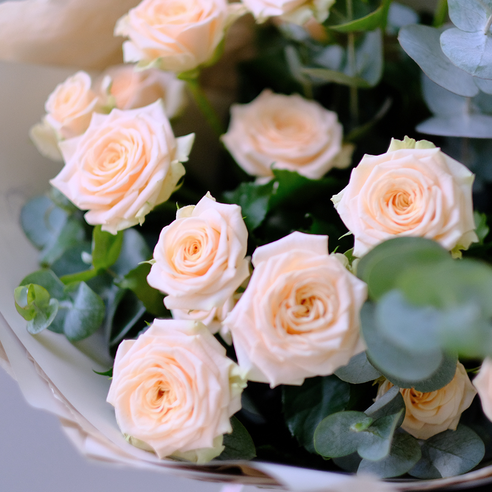 Нежный букет кремовых кустовых роз #532