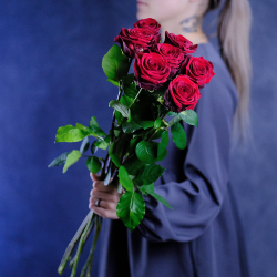Букет высоких красных роз Red Naomi