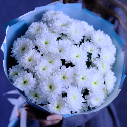 Букет белых хризантем "Притяжение"