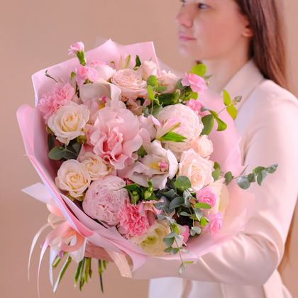 Нежный букет с пионами, французскими розами и ранункулюсами #158