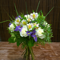 Букет с ирисами "Летние воспоминания" СРЕДНИЙ с атласной лентой