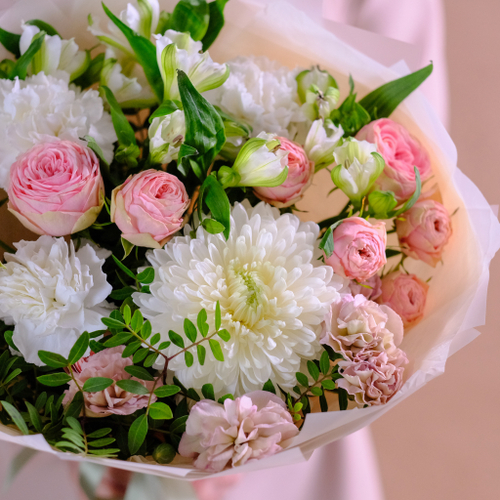 Купить Нежный букет с премиум хризантемой и пионовидными розами #144