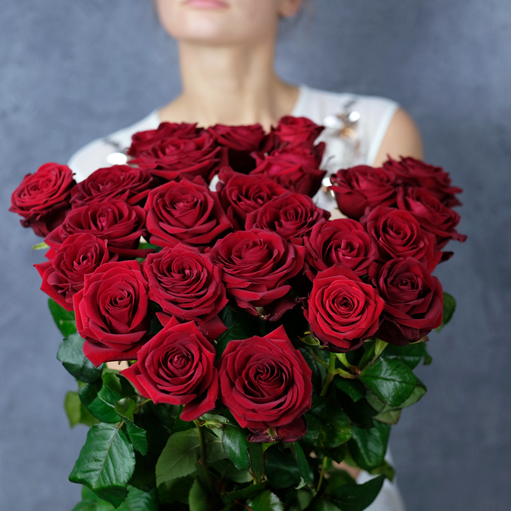 Букет 25 высоких красных роз