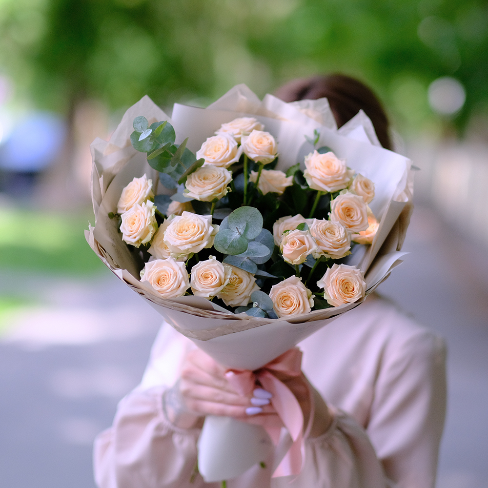 Нежный букет кремовых кустовых роз #532