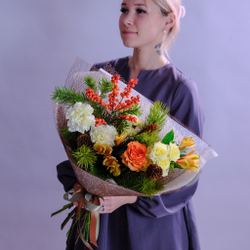 Нежный зимний букет с кремовыми розами