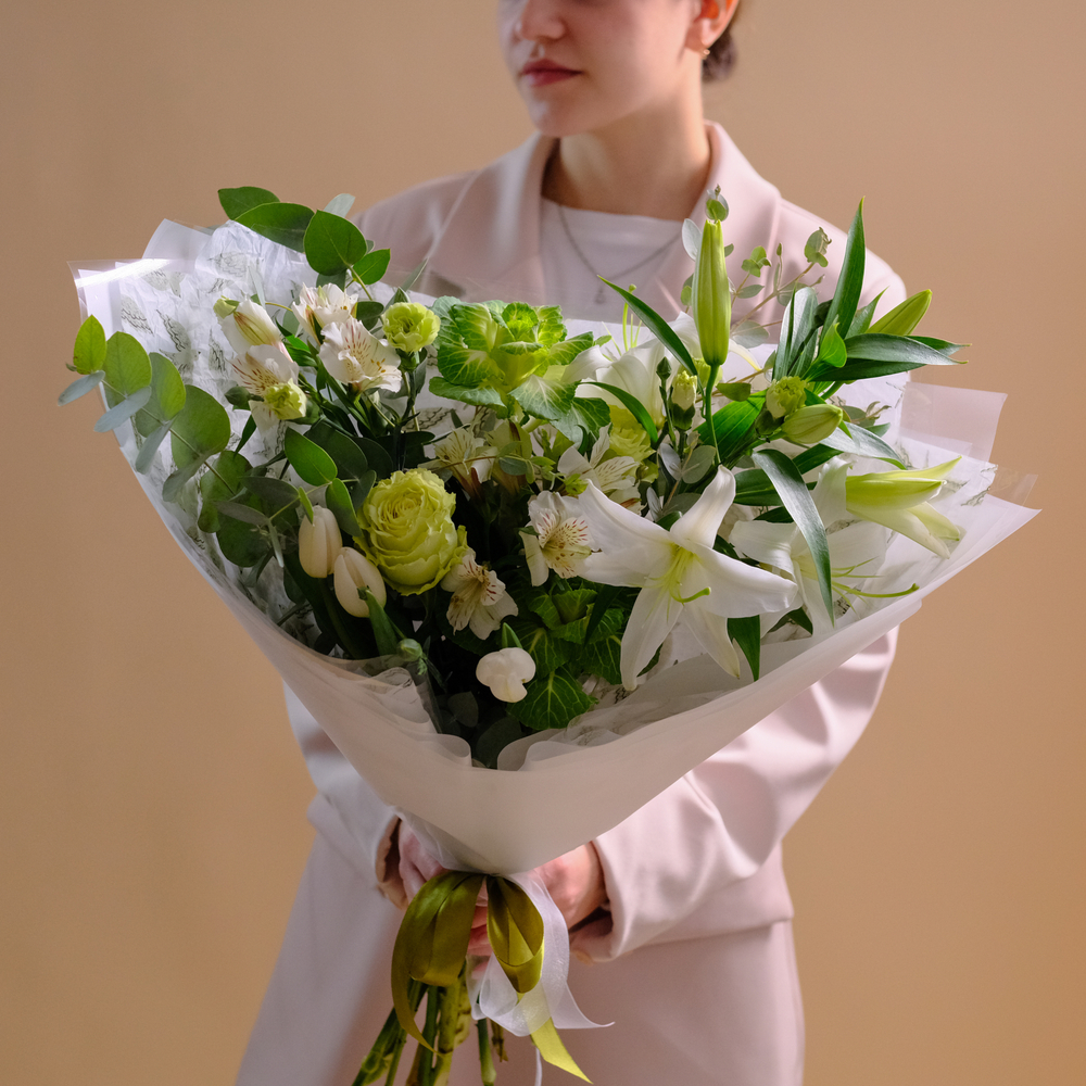 Нежный букет с лилией, розой Лимонад и белыми тюльпанами #177
