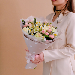 Нежный букет с белыми розами и ромашками #973
