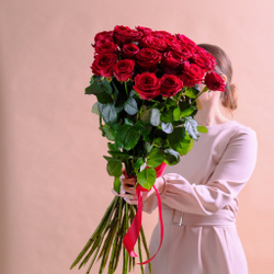 Букет 25 высоких красных роз