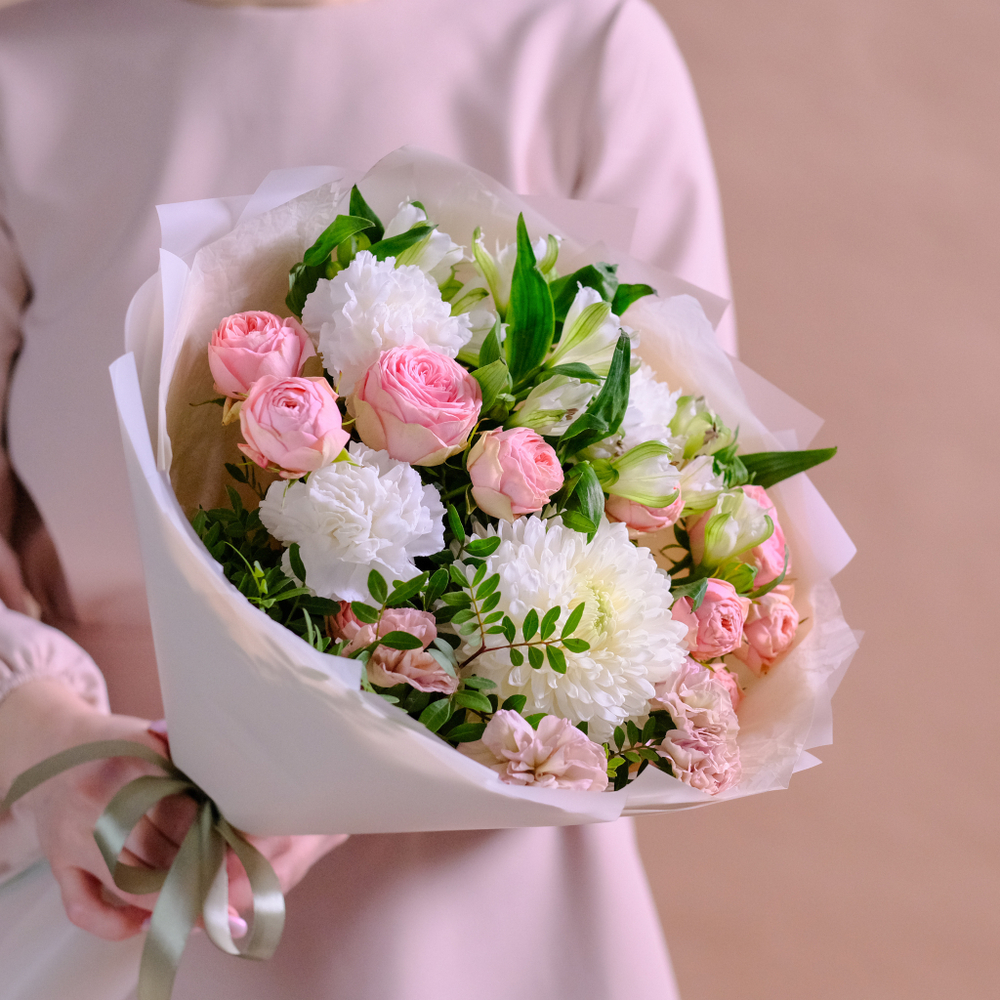 Нежный букет с премиум хризантемой и пионовидными розами #144