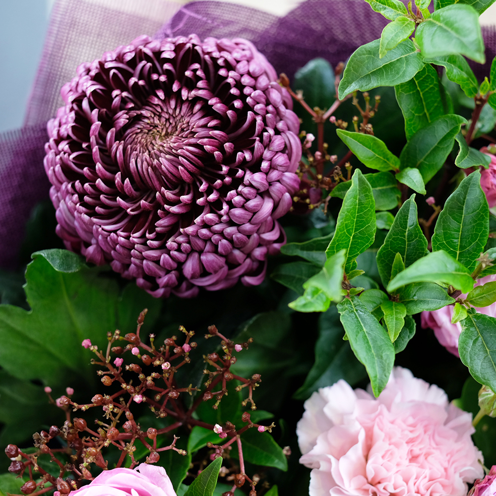 Нежный букет с премиум-хризантемами "Сокровенное"