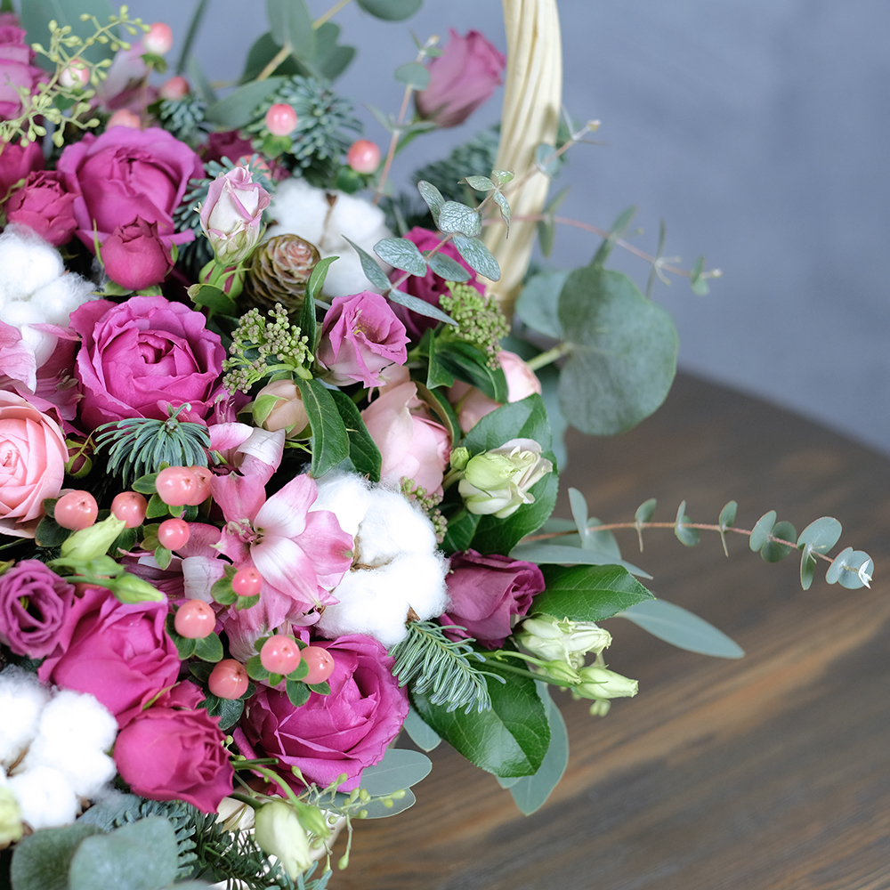 Корзина с пионовидными розами "Империя чувств"