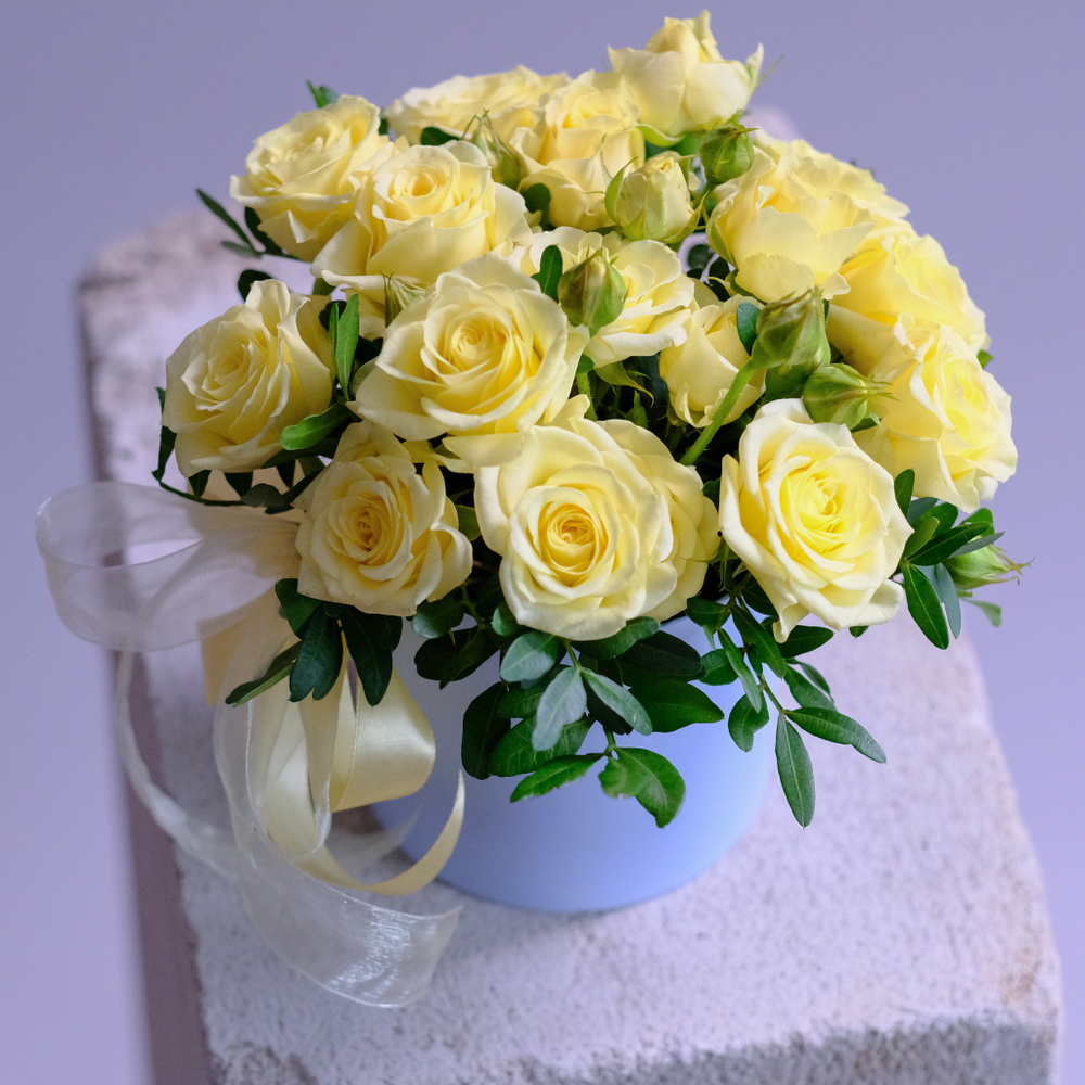 Нежная композиция с ванильными кустовыми розами в шляпной коробке