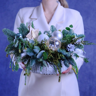 Букеты в джутовых корзинах