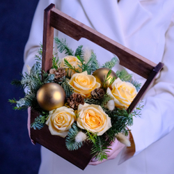 Зимняя композиция с персиковыми розами #688