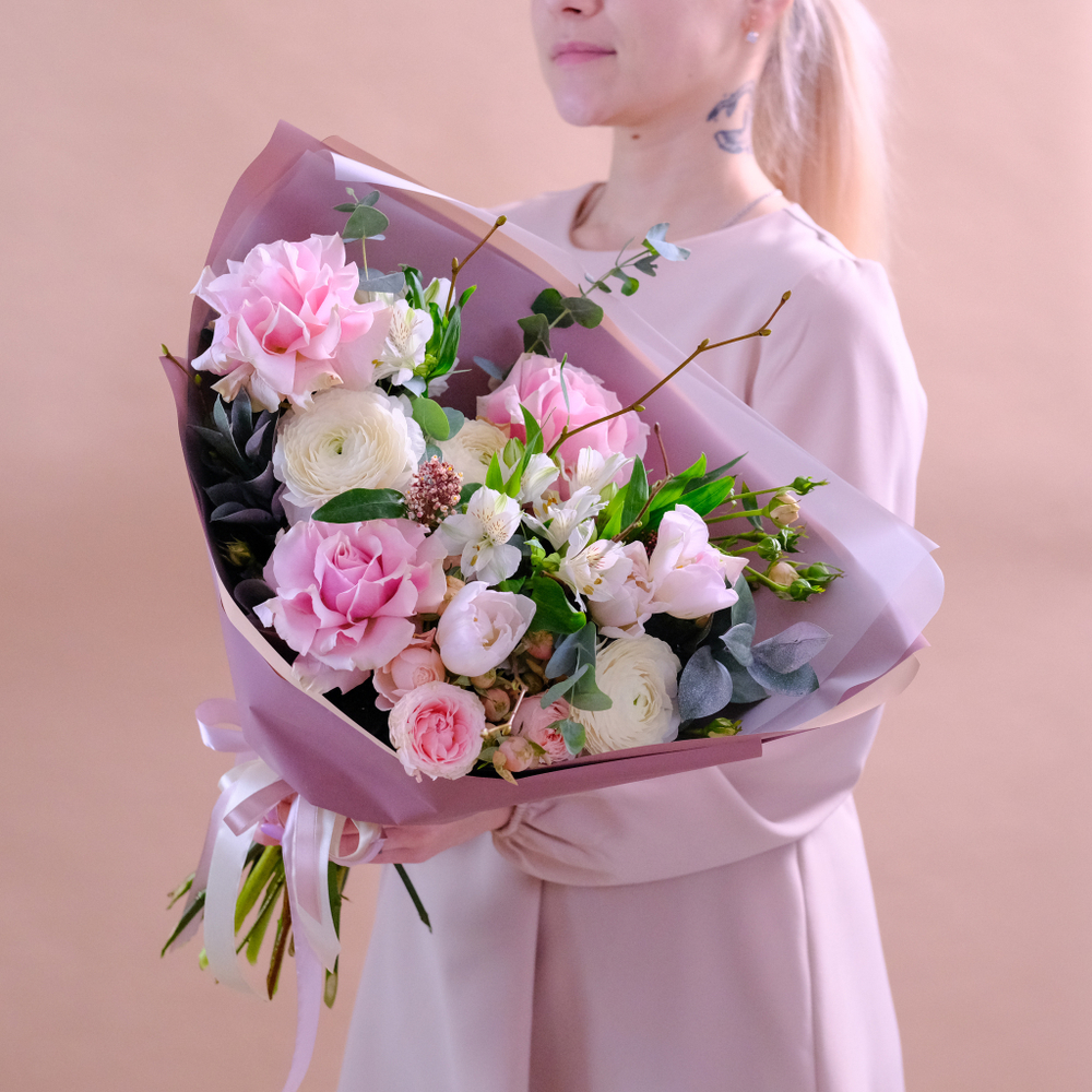 Весенний букет с французскими розами и ранункулюсами #149