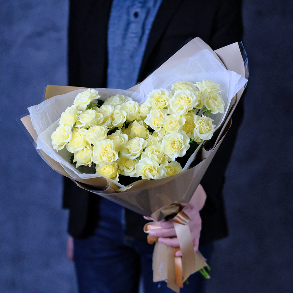 Букет кустовых роз #438 «‎Ванильное облако»