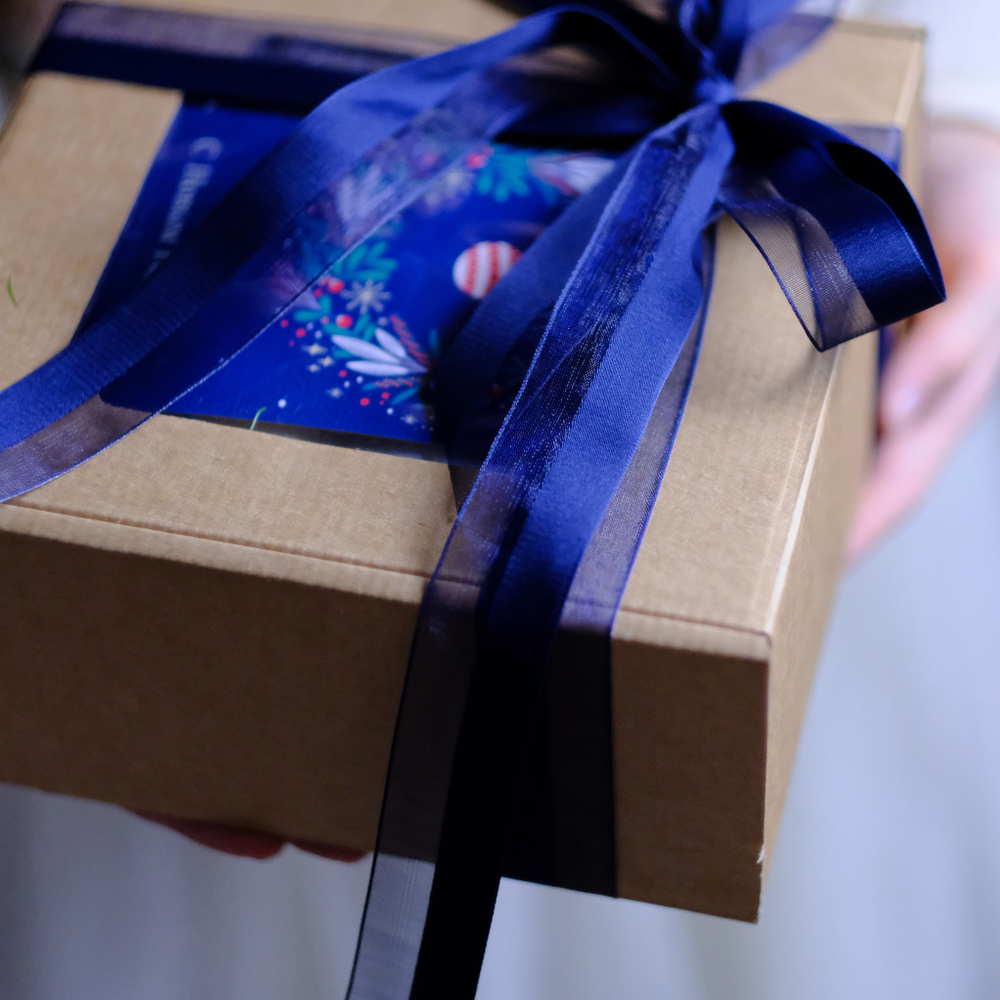 Коробка крафт с сиреневой атласной лентой