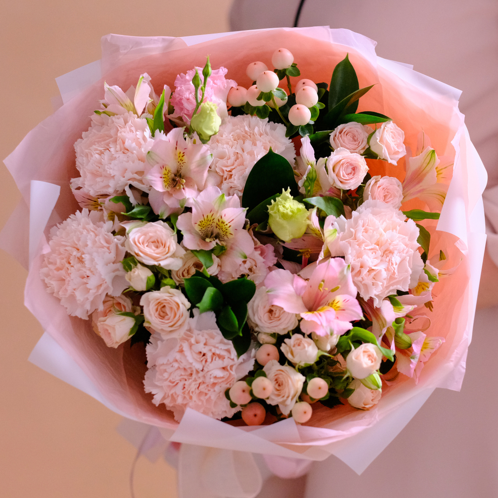 Нежный букет с кустовыми розами и диантусом #19