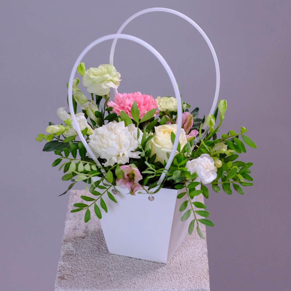 Нежная композиция из живых цветов в сумочке #107