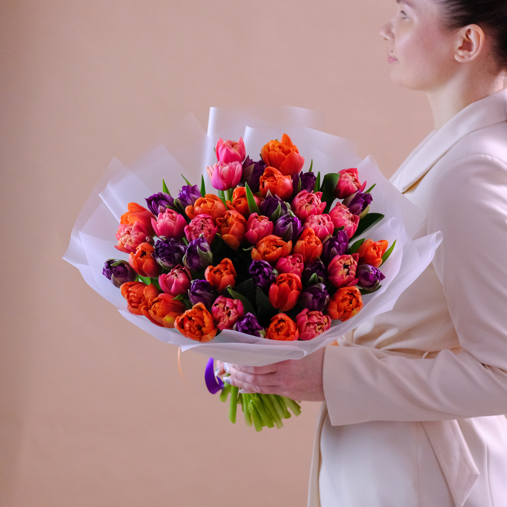 Букет пионовидных тюльпанов "Яркие приключения"