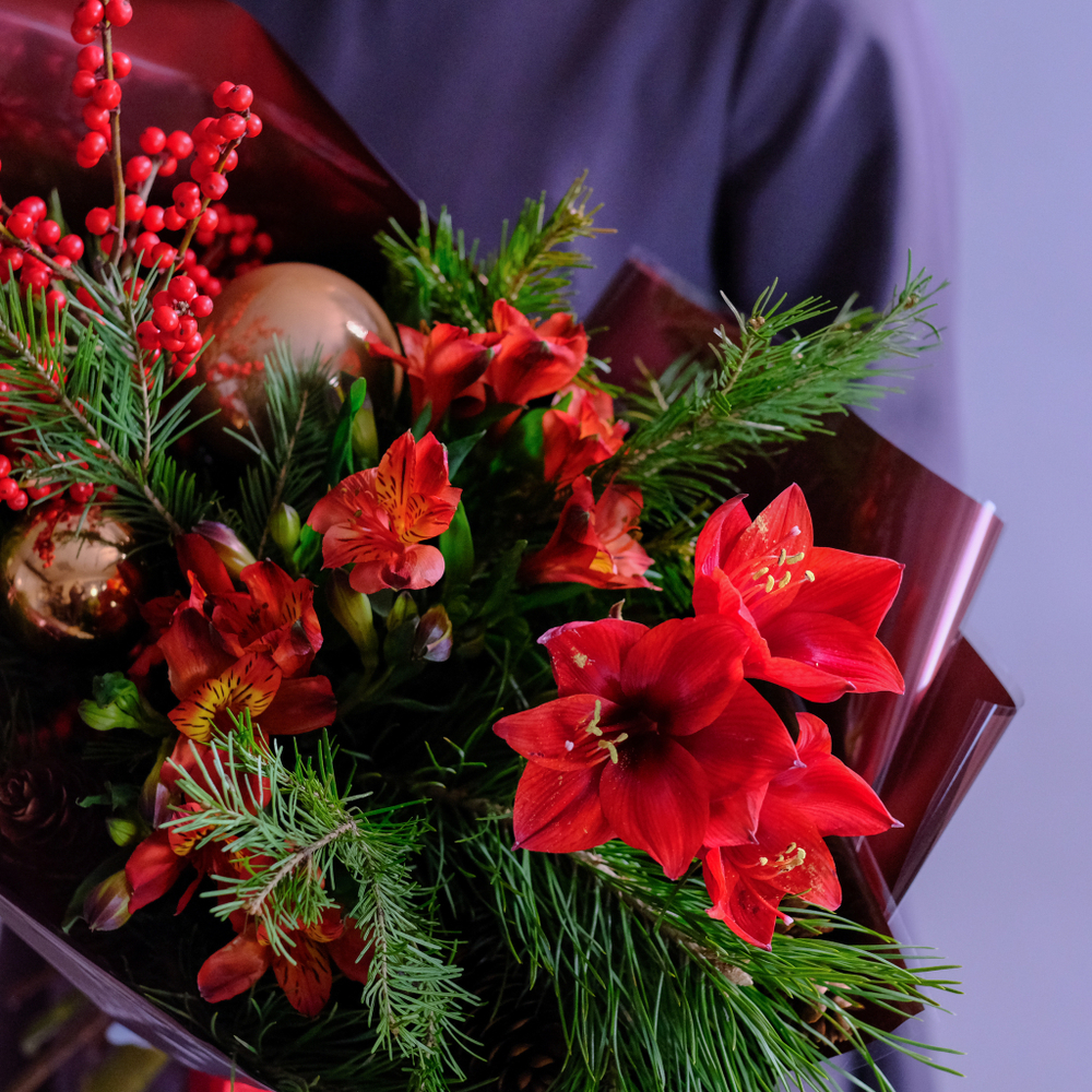 Яркий зимний букет с амариллисом