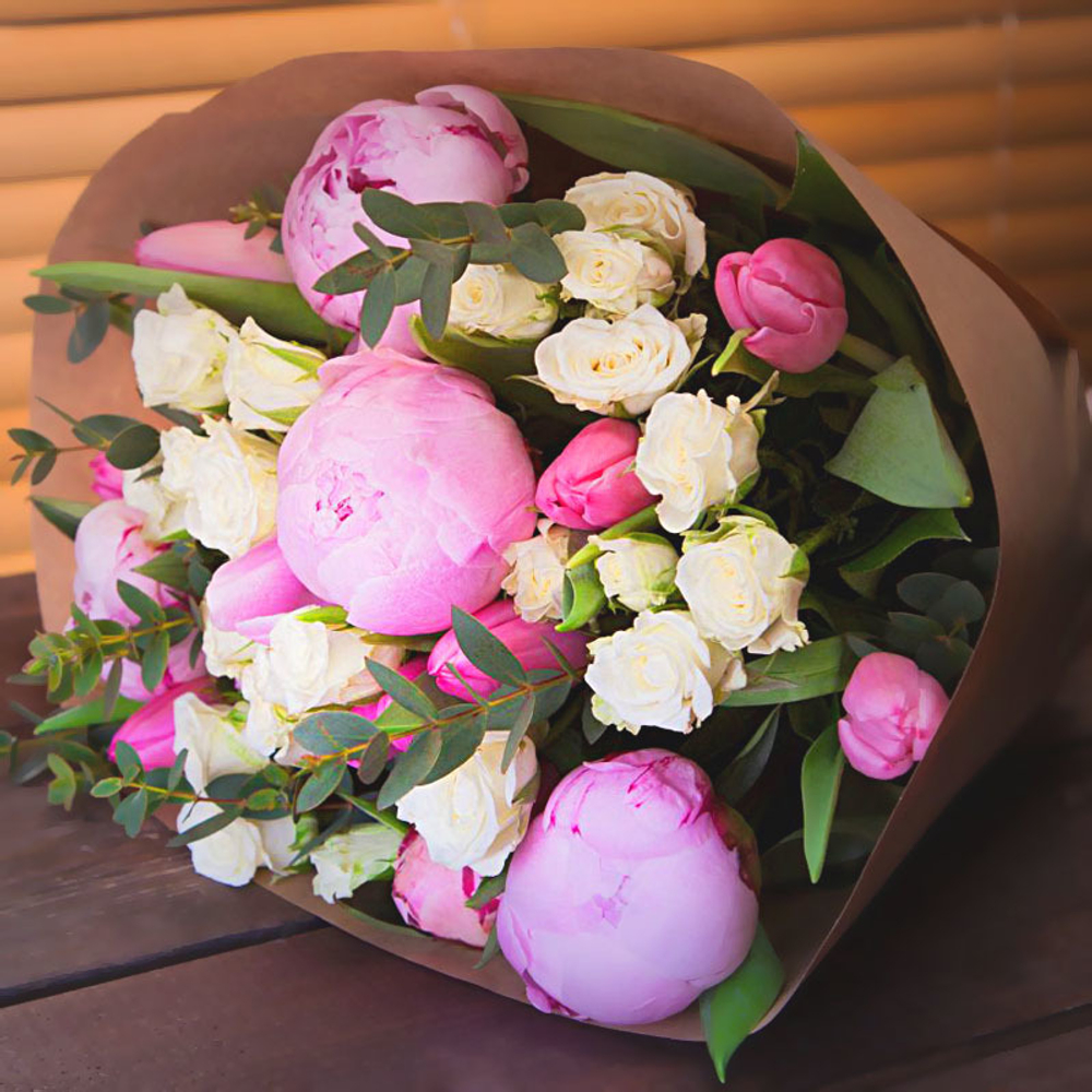 Букет с пионами тюльпанами кустовой розой МАЛЫЙ