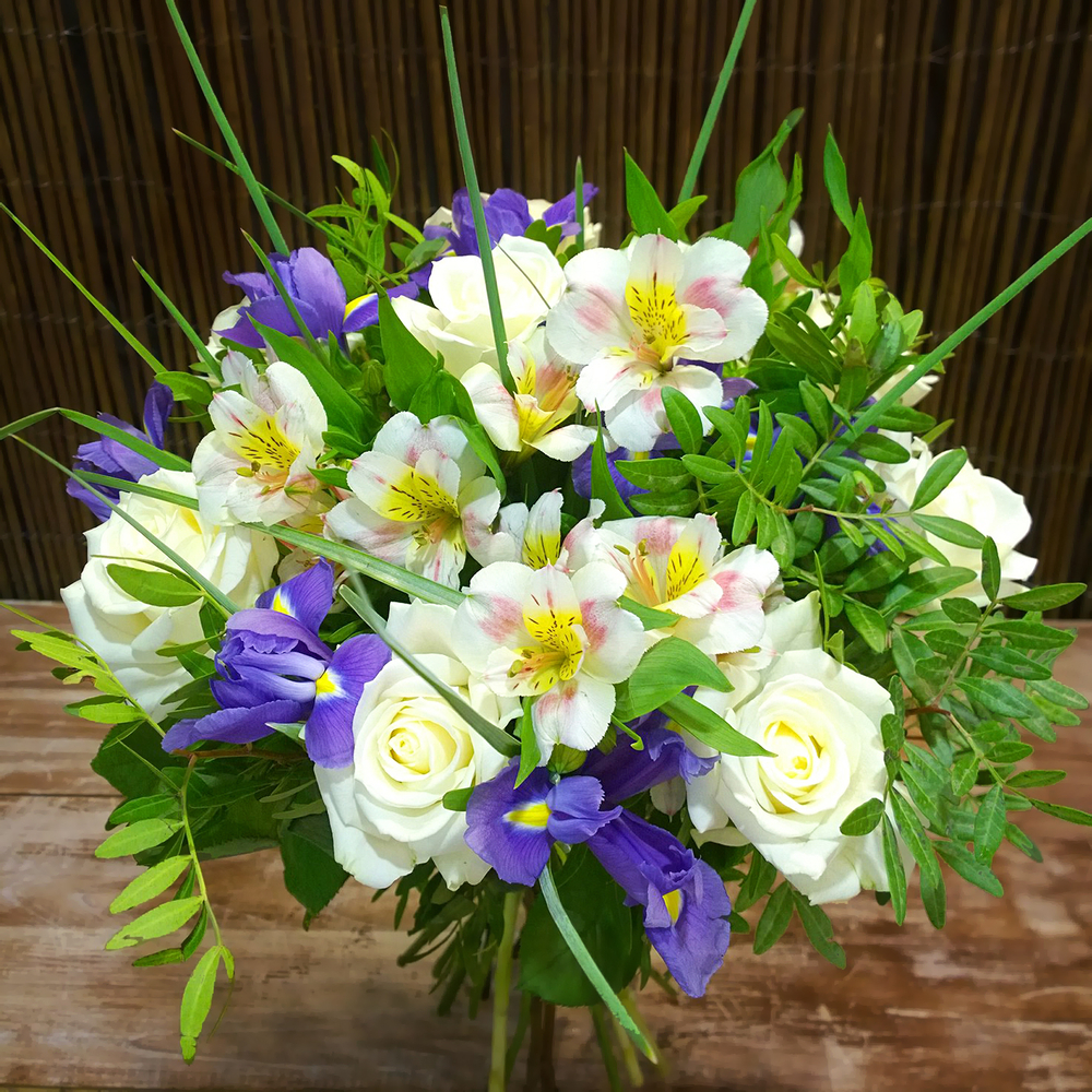 Букет с ирисами "Летние воспоминания" СРЕДНИЙ с атласной лентой