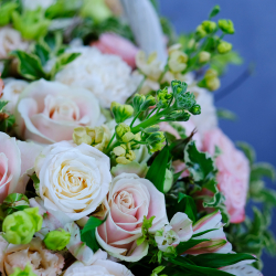 Корзина «Мимолетный каприз» с гортензией и пионовидными розами