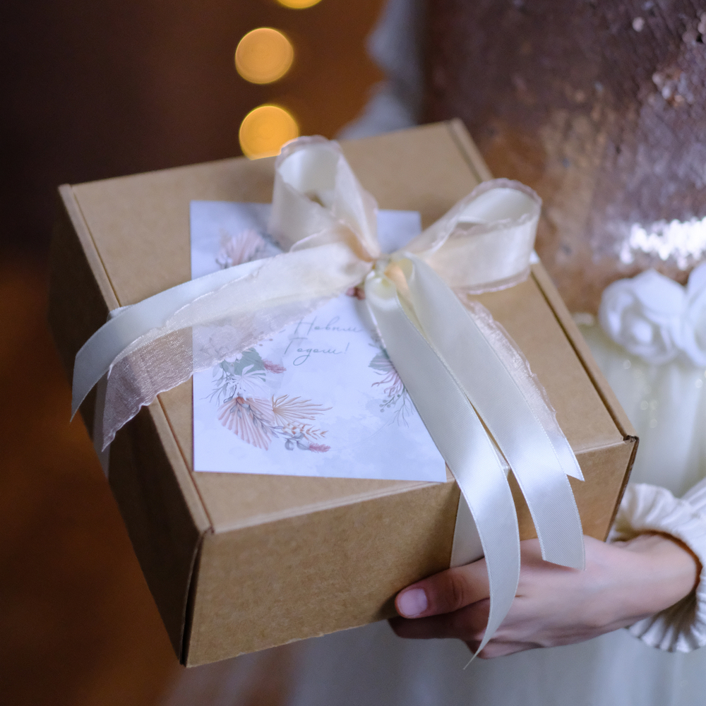 Коробка крафт с сиреневой атласной лентой