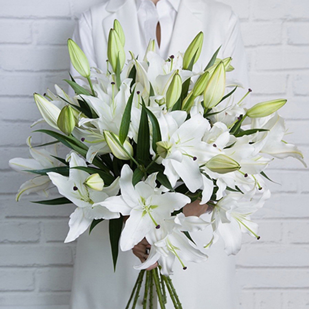 Купить шикарный большой вип букет 11 белых лилий в Перми