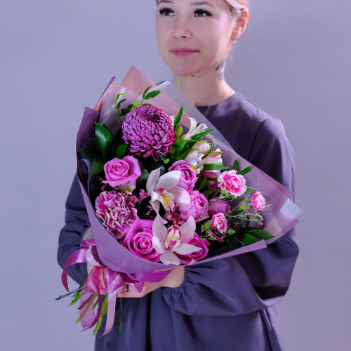 Купить Нежный букет с орхидеями и премиум хризантемой #979