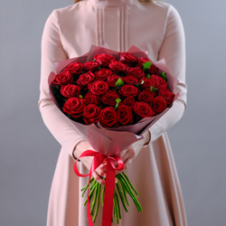 Классический букет красных роз "Мелодия сердца"