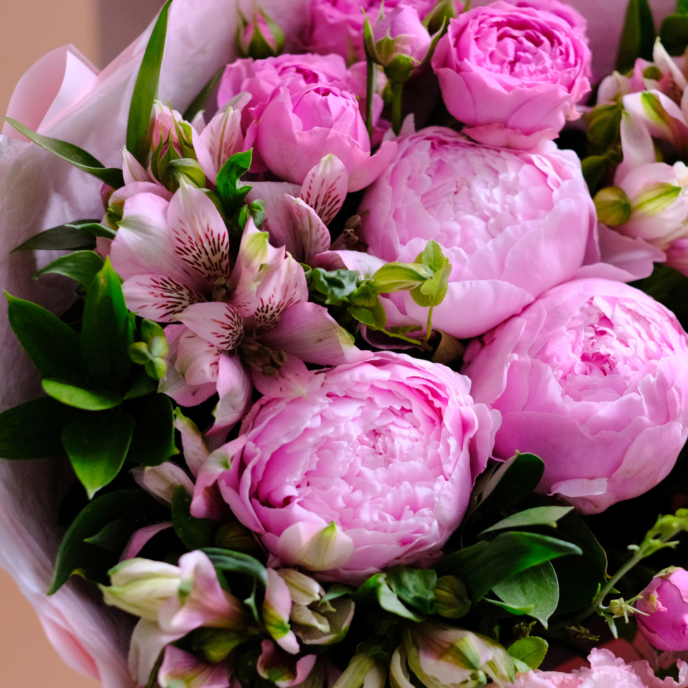 Букет с пионами и пионовидными розами #17
