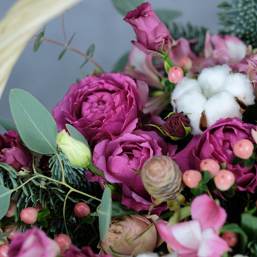 Корзина с пионовидными розами "Империя чувств"