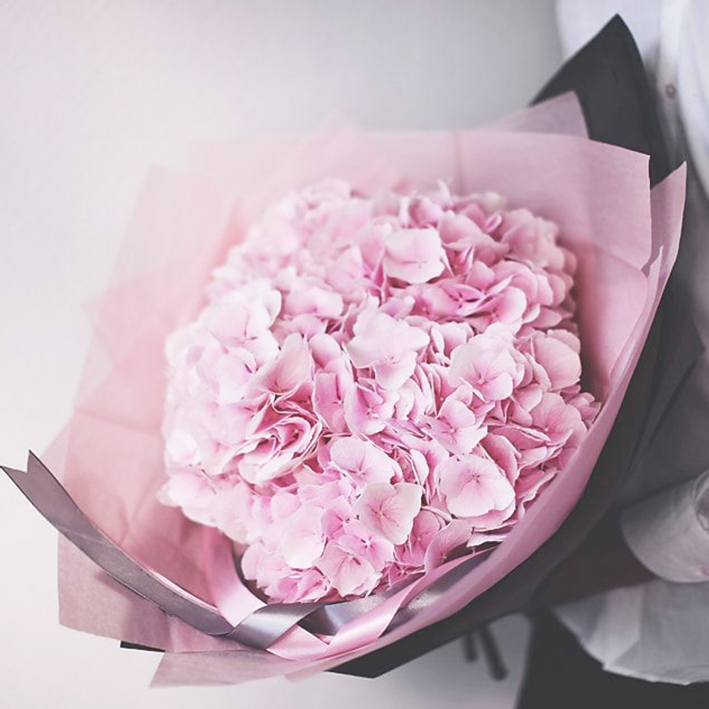 Купить шикарный вип букет 7 розовых гортензий в Перми