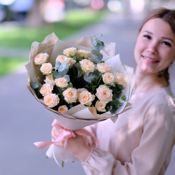 Нежный букет кремовых кустовых роз #532