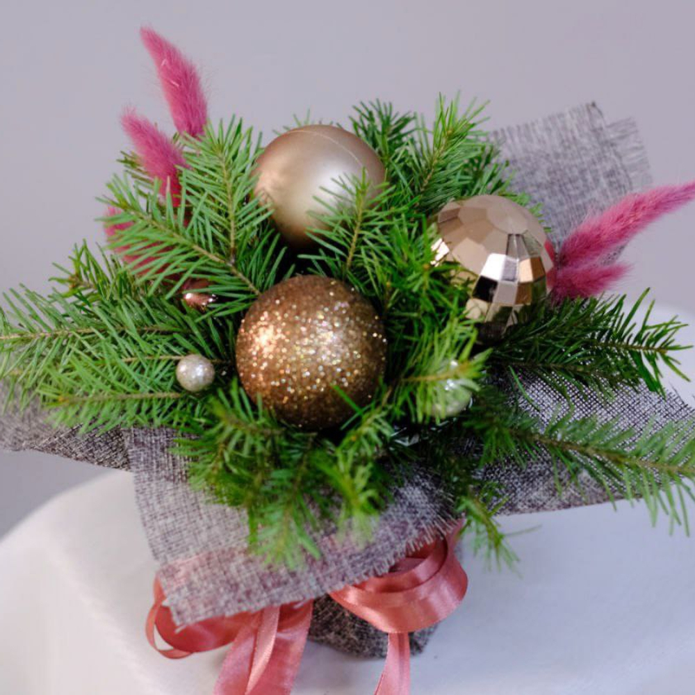 Готовый букет с ветками ели #4