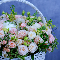 Корзина «Мимолетный каприз» с гортензией и пионовидными розами