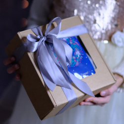 Коробка крафт с сиреневой атласной лентой