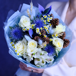 Зимний букет с белыми розами и ромашками #674