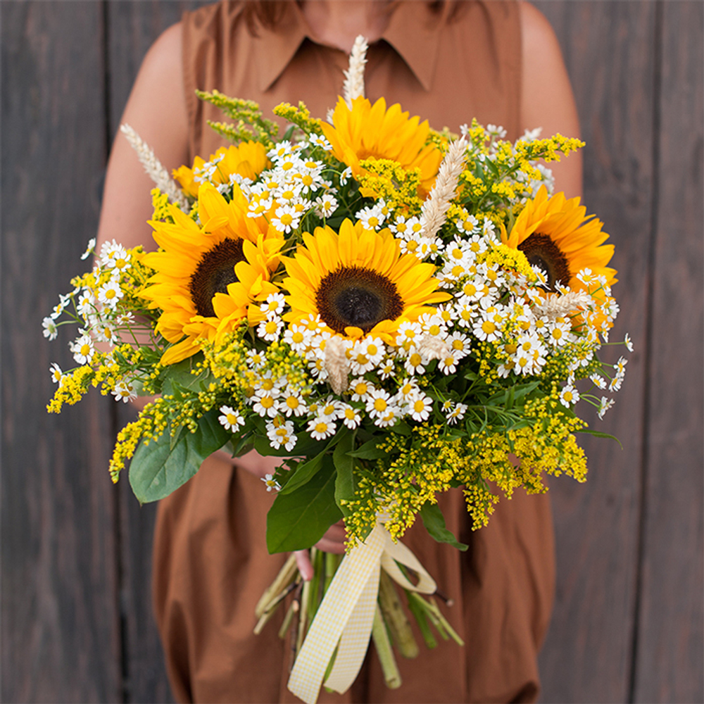 Купить позитивный букет из полевых цветов с подсолнухом и ромашками в Перми