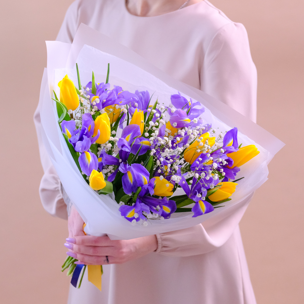 Весенний букет с ирисами и желтыми тюльпанами #147